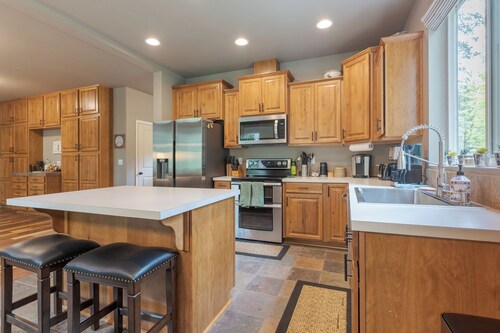 Stay before 9/22 get the 3RD night FREE!!Hot tub,EVcharger, Creek,