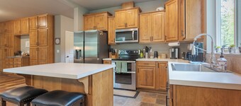 Stay before 9/22 get the 3RD night FREE!!Hot tub,EVcharger, Creek,