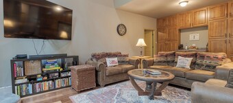 Bjorn Creek Chalet, Family Fun , Hot Tub, Pet Freindly !