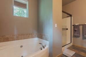 Douche, baignoire à jets, sèche-cheveux, bidet