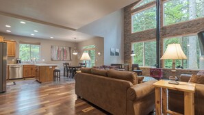 Una cocina amplia con armarios de madera, una isla central y un comedor con mesa y sillas.