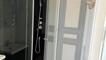 Een douche, handdoeken, toiletpapier