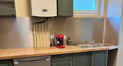 Quiet town house - sleeps 8 - pets welcome - 10 min from circuit