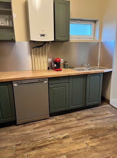 Quiet town house - sleeps 8 - pets welcome - 10 min from circuit