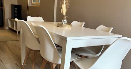 Quiet town house - sleeps 8 - pets welcome - 10 min from circuit