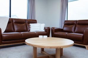 Smart TV, fireplace, books - Memorial Crescent Retreat - 4 bedroom family home (Methven)