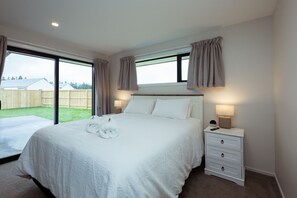 4 chambres, bureau, fer et planche à repasser, lit parapluie