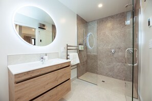 Sèche-cheveux, serviettes fournies