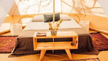 8 bedrooms, WiFi, bed sheets