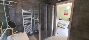 3 habitaciones, tabla de planchar con plancha, wifi y ropa de cama 