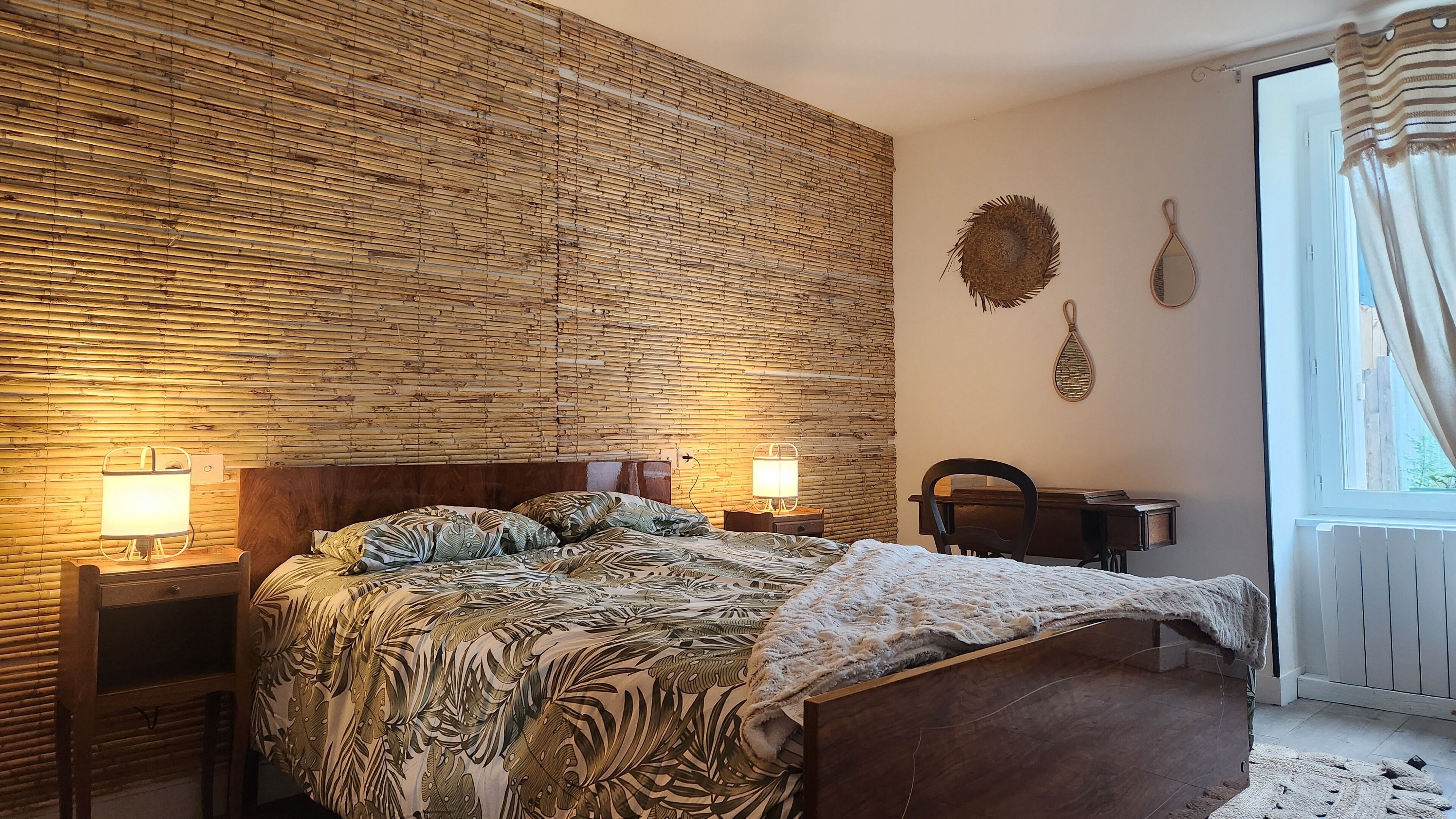 3 間睡房、書桌、熨斗/熨衫板、可攜式嬰兒床