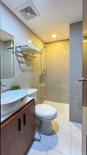 Dusch, bidé, handdukar och tvål