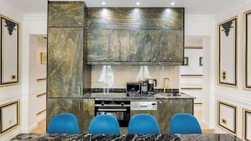 Appartement, vue ville | Cuisine privée | Réfrigérateur, micro-ondes, four, plaque de cuisson