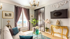 Apartment, Stadtblick | Wohnbereich