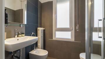 Comfort Apartment, City View | Bathroom