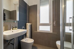 Apartamento Confort, vistas a la ciudad | Baño