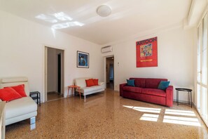 شقة مريحة - منظر للمدينة | منطقة المعيشة