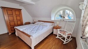 3 bedrooms, travel crib, free WiFi, bed sheets