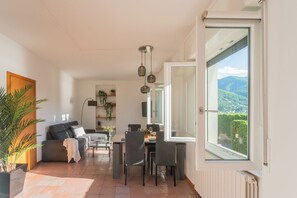 Leilighet (2 Bedrooms) | Oppholdsområde | En 40-tommers TV med digitale kanaler