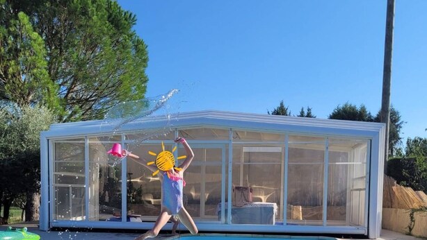 A swimming pool with a glass enclosure and a hot tub. - Villa - Pool - 3 Bedrooms - Garden (Saint-Quentin-la-Poterie)
