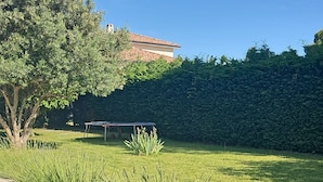 A garden with raised beds, a trampoline, and a tree. - Villa - Pool - 3 Bedrooms - Garden (Saint-Quentin-la-Poterie)