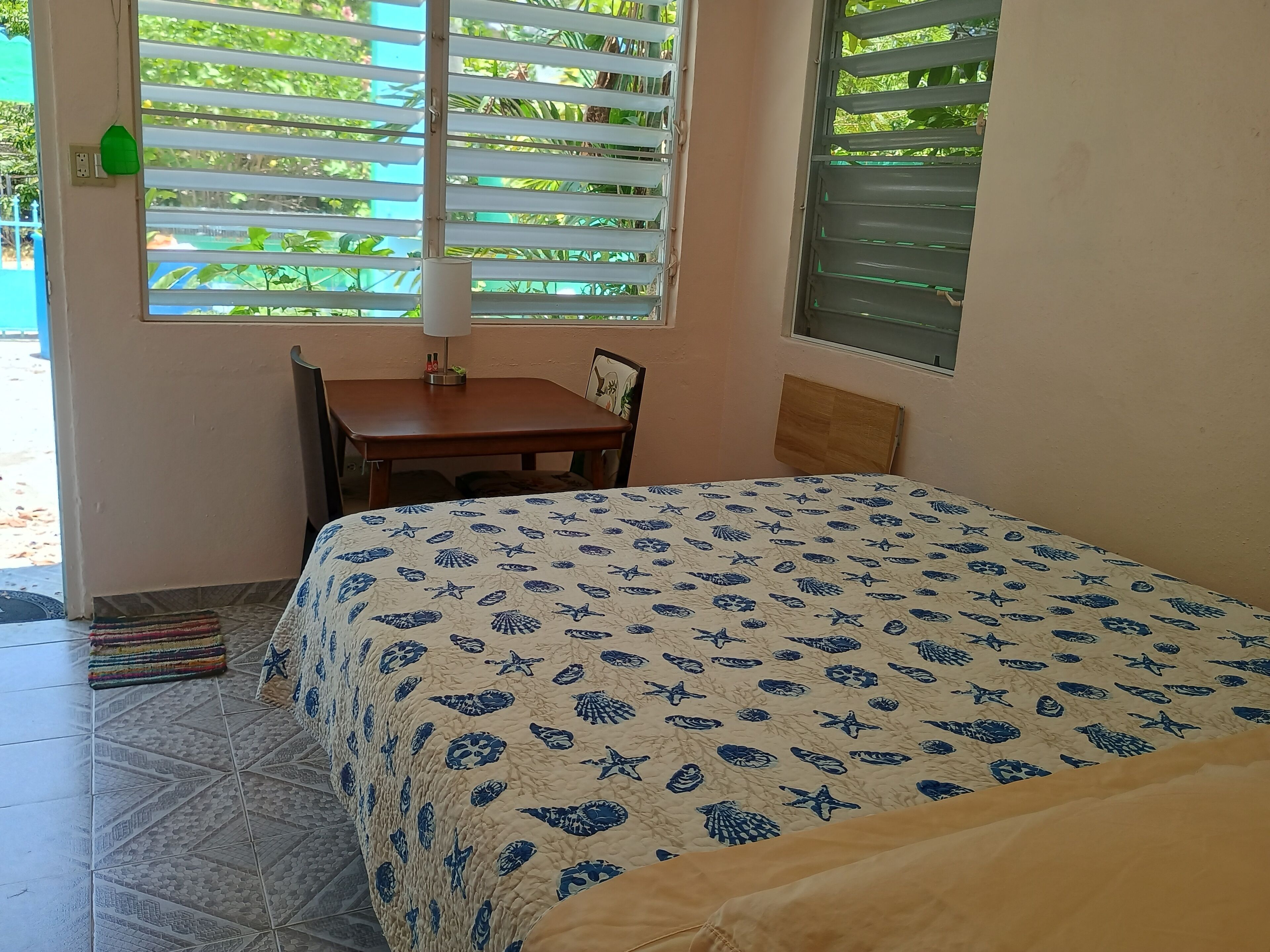 1 quarto, ferros/tábuas de passar roupa, berço de viagem