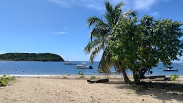 Espreguiçadeiras, toalhas de praia