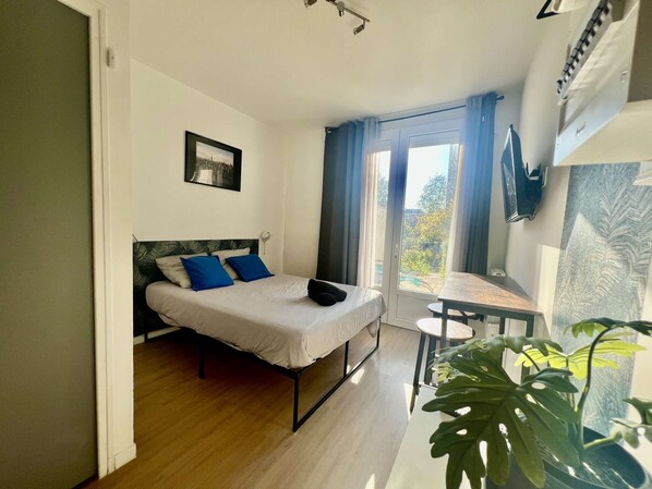 1 bedroom, desk, WiFi - 5-minute walk from TGV station (CHATELLERAULT)