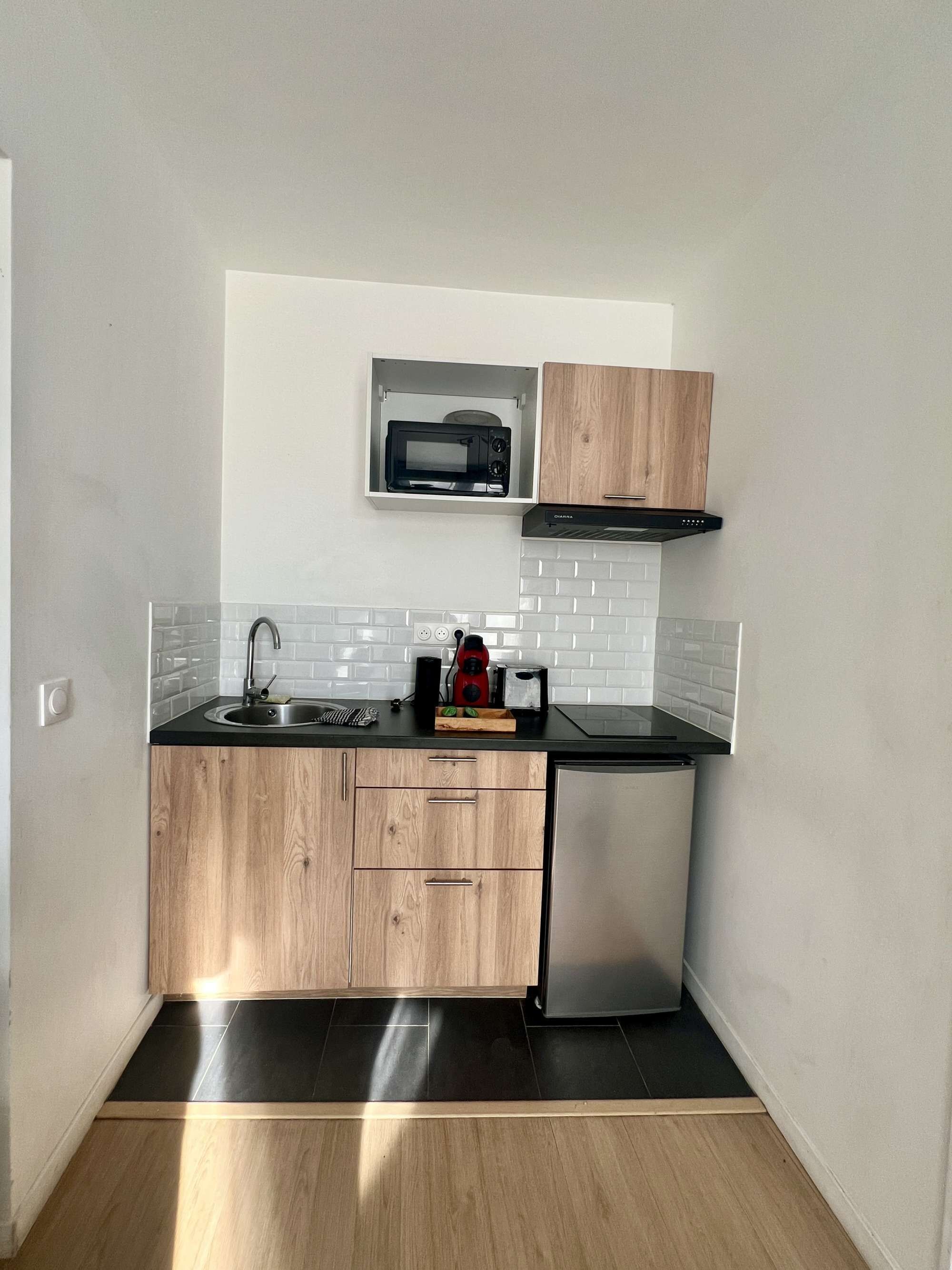 Réfrigérateur, micro-ondes, cafetière/bouilloire, grille-pain