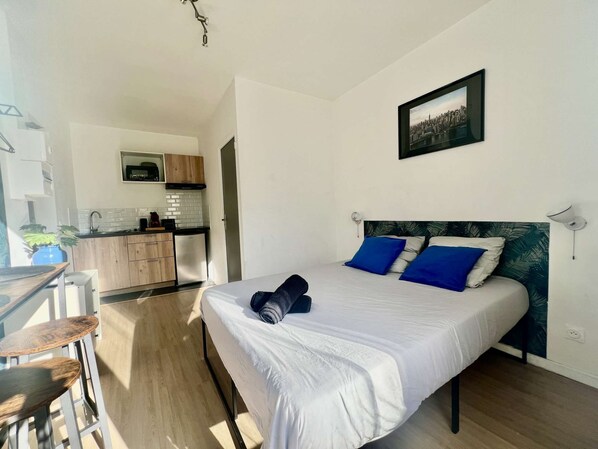 1 bedroom, desk, WiFi