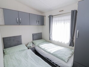 2 makuuhuonetta, yksilöllisesti sisustettu, yksilöllisesti kalustettu