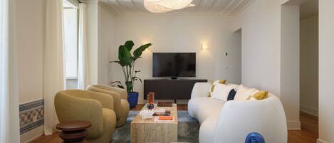 Apartemen Premium, 4 kamar tidur, teras, pemandangan laut | Area keluarga | Televisi layar datar 50-inci dengan saluran TV kabel