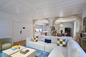 Apartamento superior, 2 habitaciones | Zona de estar | Televisión de pantalla plana de 50 pulgadas con canales por cable