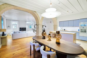 Superior appartement, 2 slaapkamers | Privékeuken | Een koelkast, een microgolfoven, een oven, een kookplaat