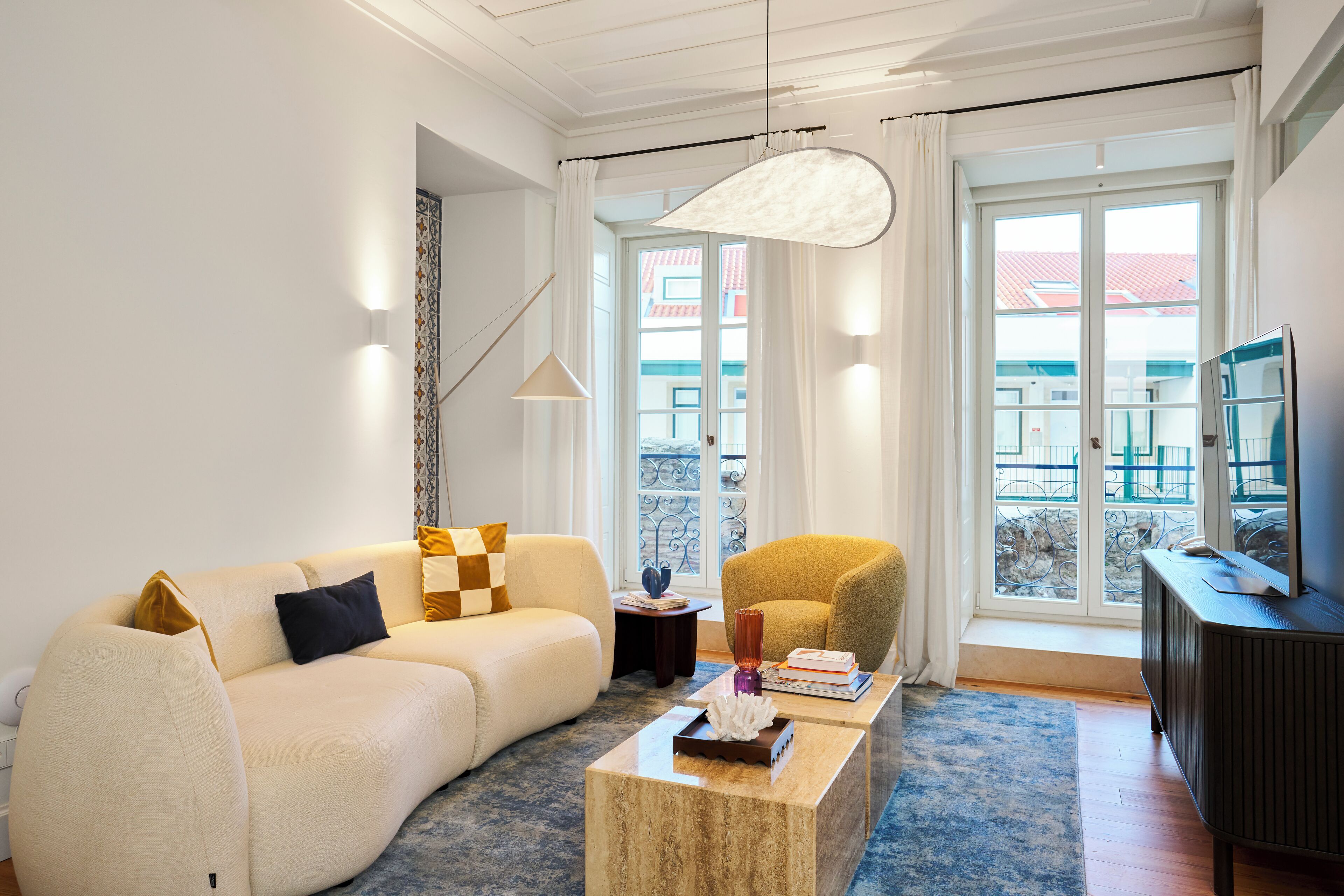 Dúplex Deluxe, 2 habitaciones, patio | Zona de estar | Televisión de pantalla plana de 50 pulgadas con canales por cable