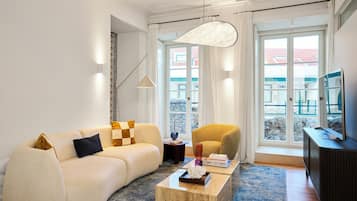 Dúplex Deluxe, 2 habitaciones, patio | Zona de estar | Televisión de pantalla plana de 50 pulgadas con canales por cable