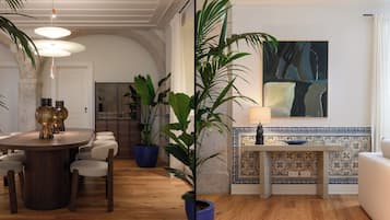 Apartamento superior, 2 quartos | Área de estar | TV de tela plana 50 polegadas com canais a cabo
