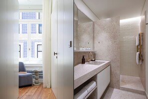 Een douche, gratis toiletartikelen, handdoeken, zeep