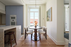 Apartamento Deluxe, 2 habitaciones | Cocina privada | Frigorífico, microondas, horno y placa de cocina