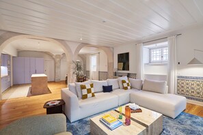 Superior Apartment, 2 Bedrooms | Living area | 50-inch flat-screen TV with cable channels - Casagrand Luxury Apartments Lisboa (Lisbon)