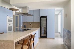 Apartamento Premium, 4 habitaciones, terraza, vistas al mar | Cocina privada | Frigorífico, microondas, horno y placa de cocina