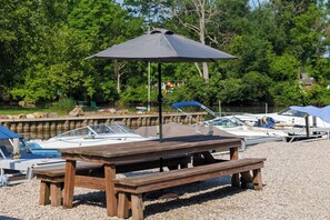 Outdoor dining - Floating tiny home with AC and WiFi on beautiful Vermilion river (Vermilion)