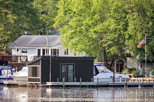 Floating tiny home with AC and WiFi on beautiful Vermilion river