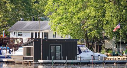Floating tiny home with AC and WiFi on beautiful Vermilion river