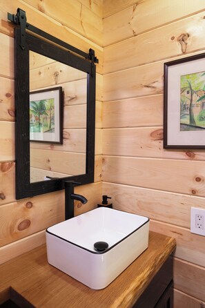 Shower, towels, soap, toilet paper - Floating tiny home with AC and WiFi on beautiful Vermilion river (Vermilion)