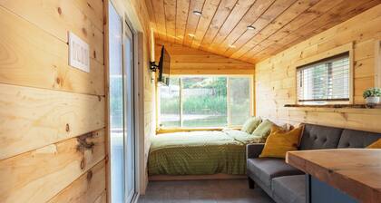 Floating tiny home with AC and WiFi on beautiful Vermilion river