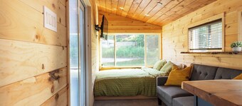 Floating tiny home with AC and WiFi on beautiful Vermilion river