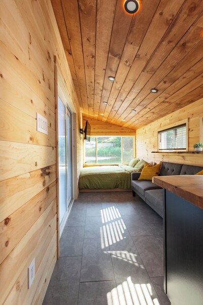Floating tiny home with AC and WiFi on beautiful Vermilion river