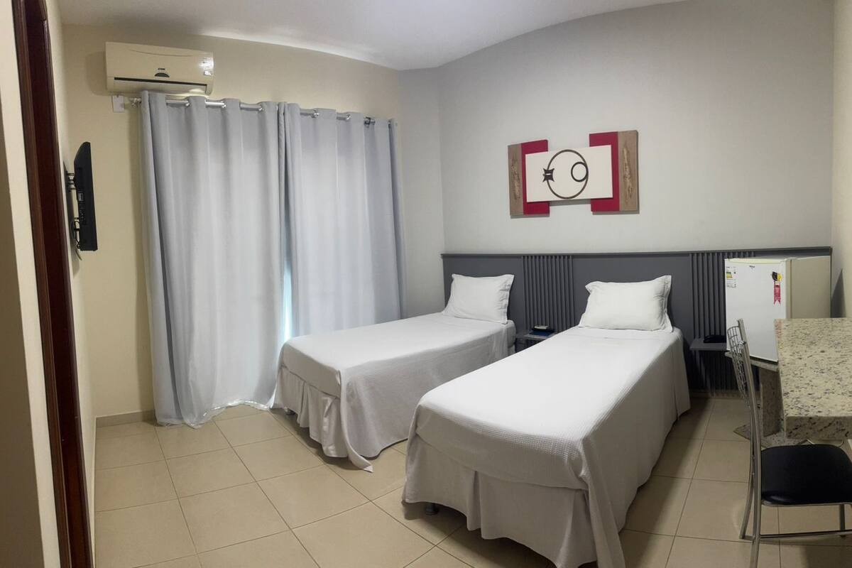 Habitación Confort con 2 camas individuales, balcón, vistas a la ciudad | Escritorio y espacio para trabajar con un portátil