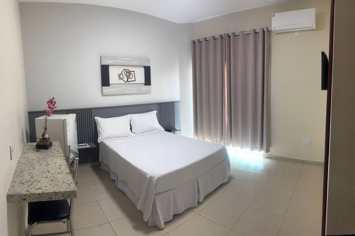 Habitación Confort doble | Escritorio y espacio para trabajar con un portátil
